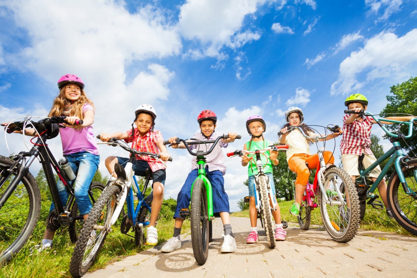 shutterstock_212390047-kids-on-bikes-on-cycle-path-2000x1333px